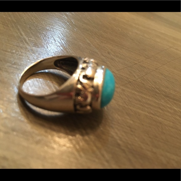 A ring - Picture 2 of 2